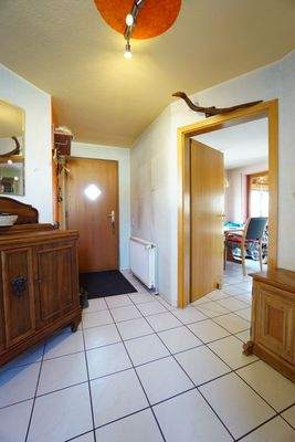 Flur im Erdgeschoss mit Fliesenboden