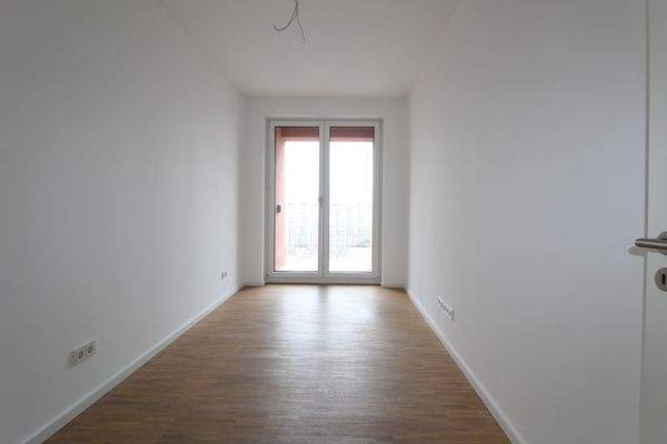 Helles Zimmer mit Balkonzugang