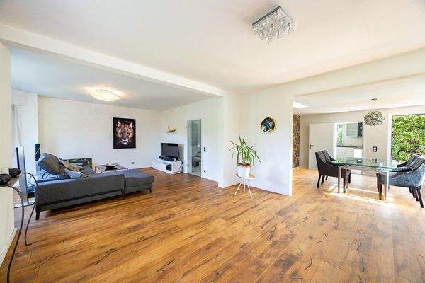 EG: Wohnzimmer, offen übergehend zum Essbereich