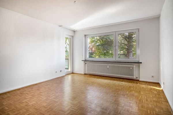 Wohnzimmer mit Balkonzugang