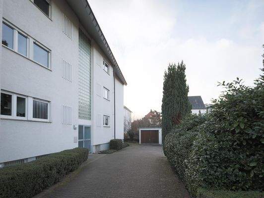 Hausansicht mit Eingang und Zufahrt zur Garage