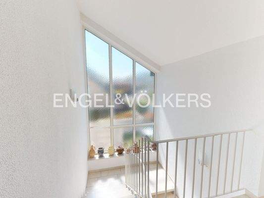 Treppenhaus mit großer Fensterfront