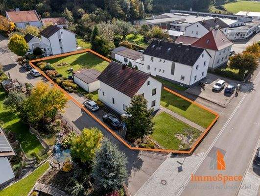 Blick von oben auf das Haus und das Grundstück