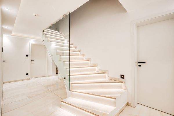 Beleuchteter Treppenaufgang zum Souterrain