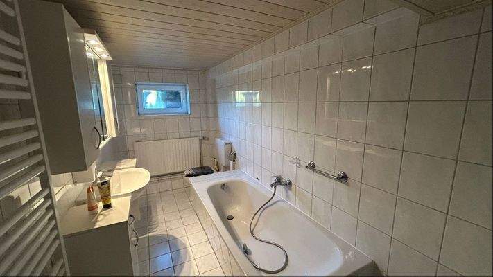 Bad mit Dusche und Badewanne im Keller