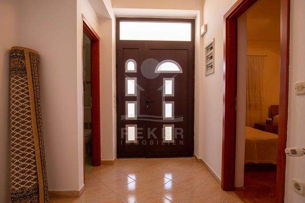 Erdgeschoss-Wohnung 1: Eingangsbereich, Wohnzimmer, Esszimmer mit Küche, 2 Schlafzimmer, Badezimmer, WC & Terrasse