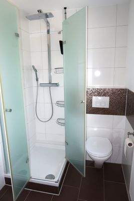 Bad mit Dusche und WC