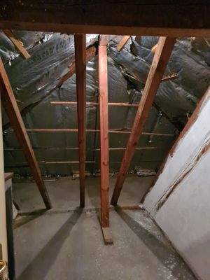 Dachboden mit Holzbalken