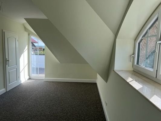 Eltern-Schlafzimmer mit Zugang zur Dachterrasse