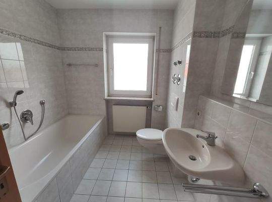 Bad mit Badewanne und Dusche Bild 1