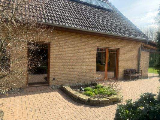 West-Terrasse (seitlich) vor Küche und Wohnzimmer