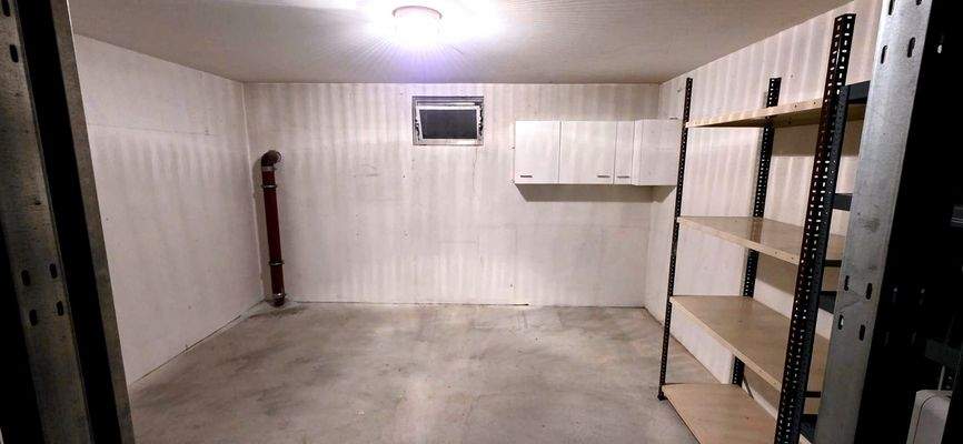 Geräumiger Keller mit Fenster