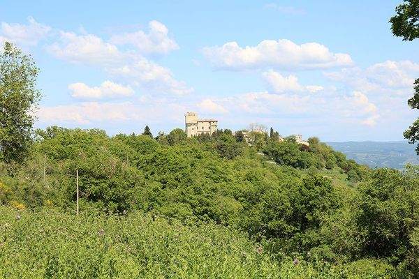 Restaurierungsbedürftiges Bauernhaus mit Nebengebäude in einmaliger Lage