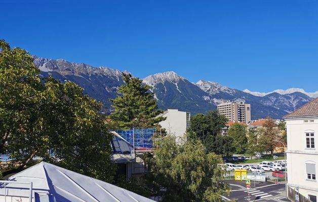 Blick zur Nordkette mit Seegrube, Hafelekar und zu