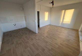 Wohnzimmer mit offener Küche