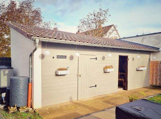 Liebevoll sanierter Schuppen mit frisch gedecktem Dach. Stimmig eingebettet in schönem Schwedenhaus-Stil