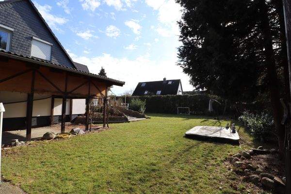 Gartenansicht 2 mit Carport für Wohnwagen.JPG