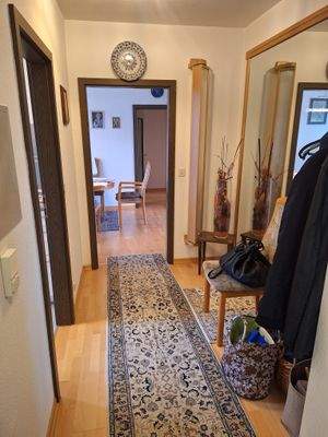 Heller Flur mit Teppich