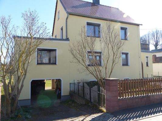 Hausansicht mit Blick in die Garage 