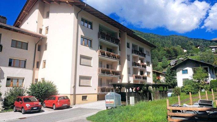 Das gesamte Wohngebäude in Nahaufnahme.jpg