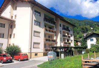 Das gesamte Wohngebäude in Nahaufnahme.jpg