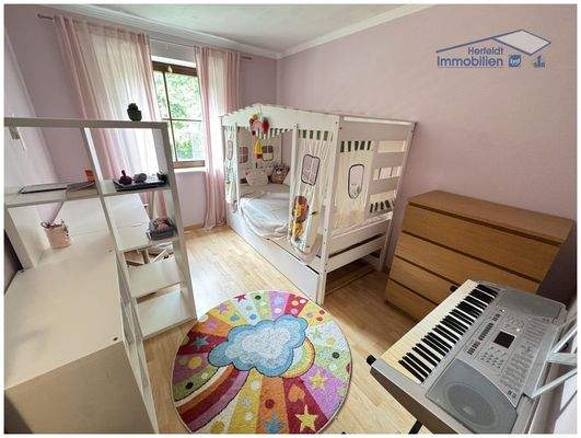 Großzügiges Kinderzimmer