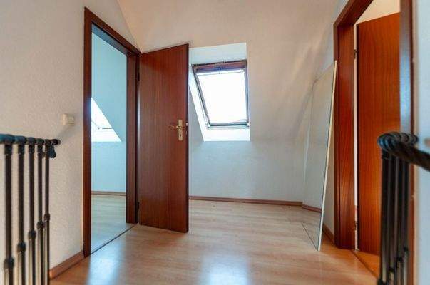 Treppenaufgang Blickrichtung halben Zimmer, Flur und Schlafzimmer