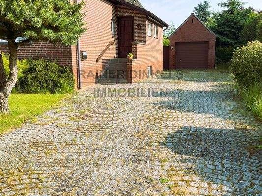 Gepflasterter Hof, Garage