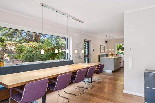 Offener Wohn- und Essbereich mit Kochinsel