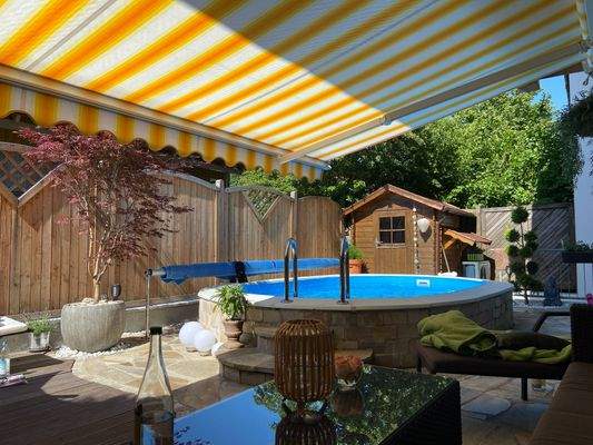 Großzügige Terrasse mit Pool