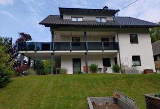 Haupthaus mit 2 Wohneinheiten Terrassen, Balkonanlage, Garten