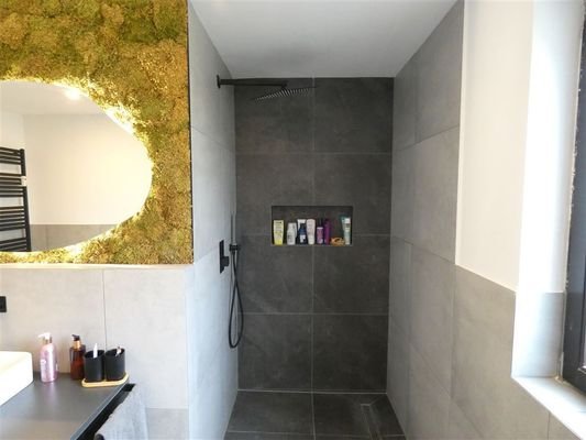 Bodentiefe Regendusche