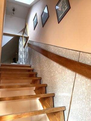 Treppe zum DG mit zwei weiteren Zimmern
