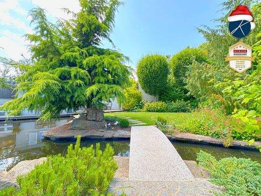 Traumgarten mit Koi-Teich und Wasserspielen