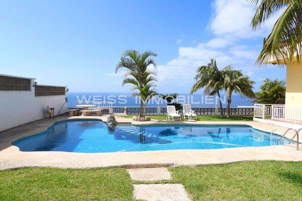 Blick aus dem Pavillon zum Pool