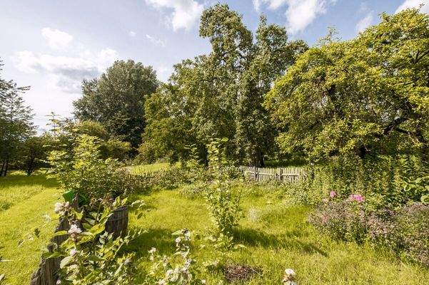Eingezäunter Blumen- und Gemüsegarten