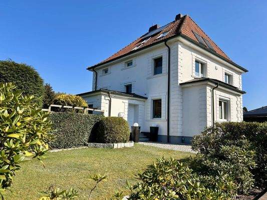 Vordere Seitenansicht des Hauses