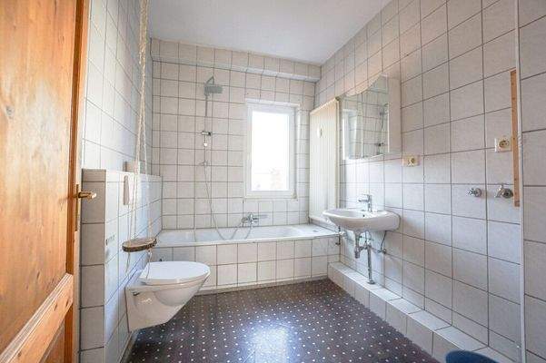 Tageslichtbad mit Badewanne