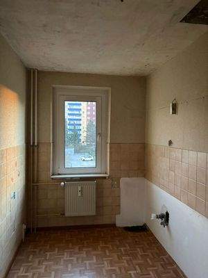 Küche mit defekten Fliesen