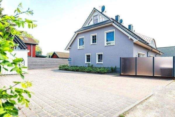 Hausansicht und Parkflächen