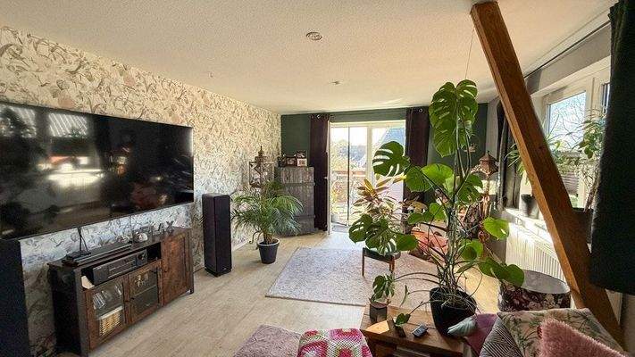 Wohnzimmer mit Balkonzugang