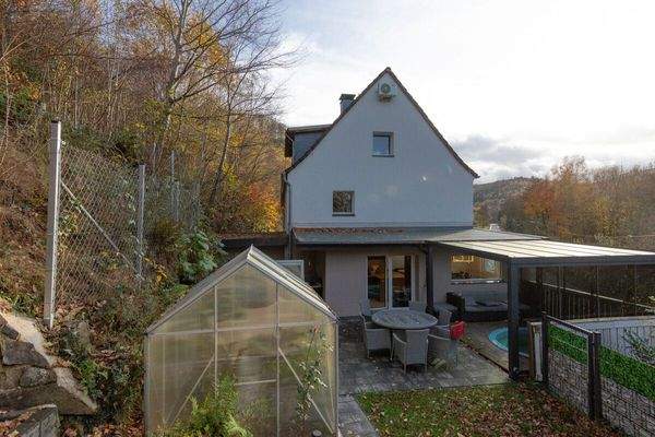 Garten und Seitenansicht 