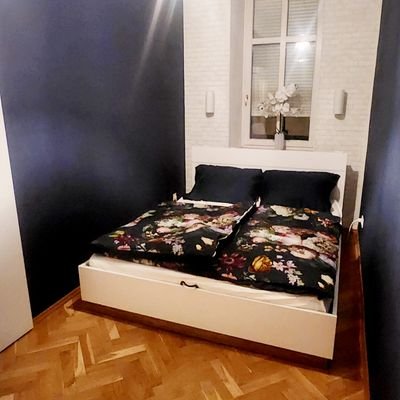 Ruhig gelegenes Schlafzimmer mit Elektrischer Jalousie und Klimaanlage