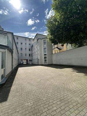 Innenhof mit Stellplätzen