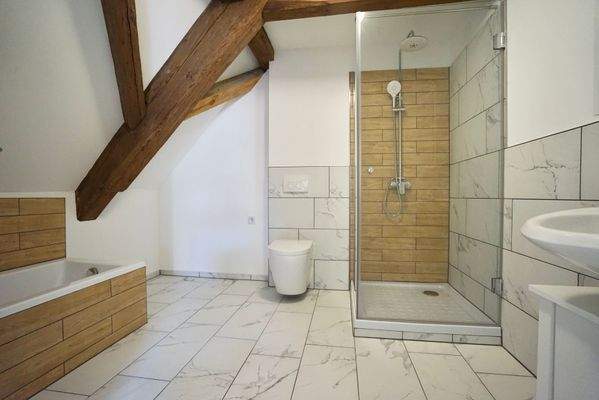 Masterbad mit Wanne und Dusche