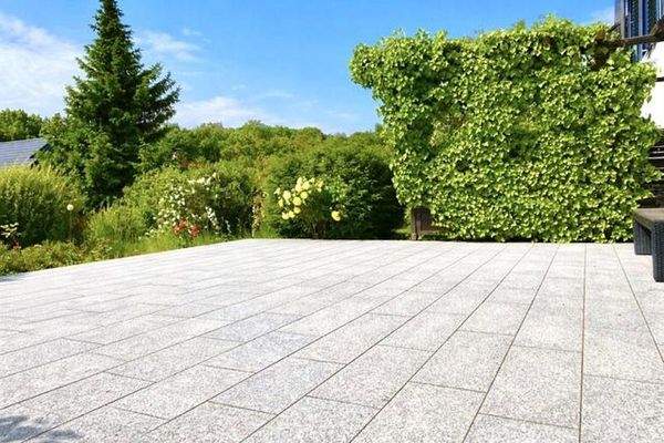 Terrasse vor Schwimmhalle