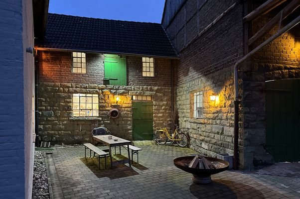 Innenhof bei Nacht