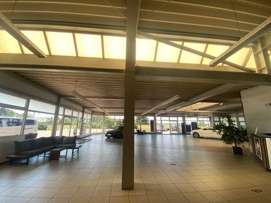 Blick auf gesamten Showroom aus Richtung Werkstatt
