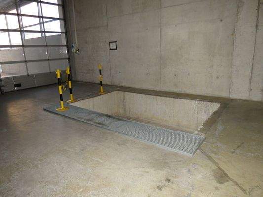 Glascontainerraum mit Sektionaltor