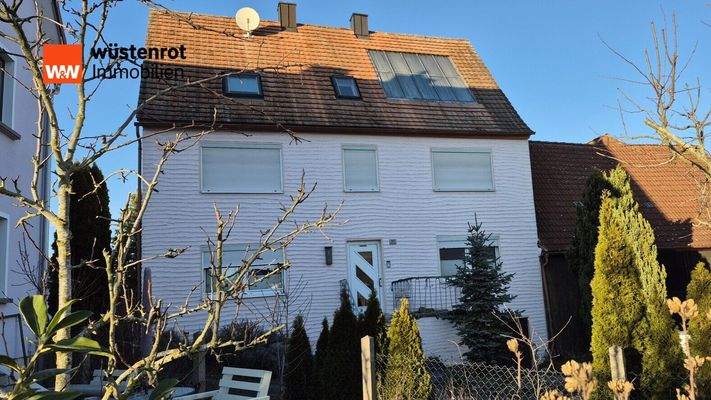 Vorgarten und Eingangsbereich vom Haus mit angegliederter Garage